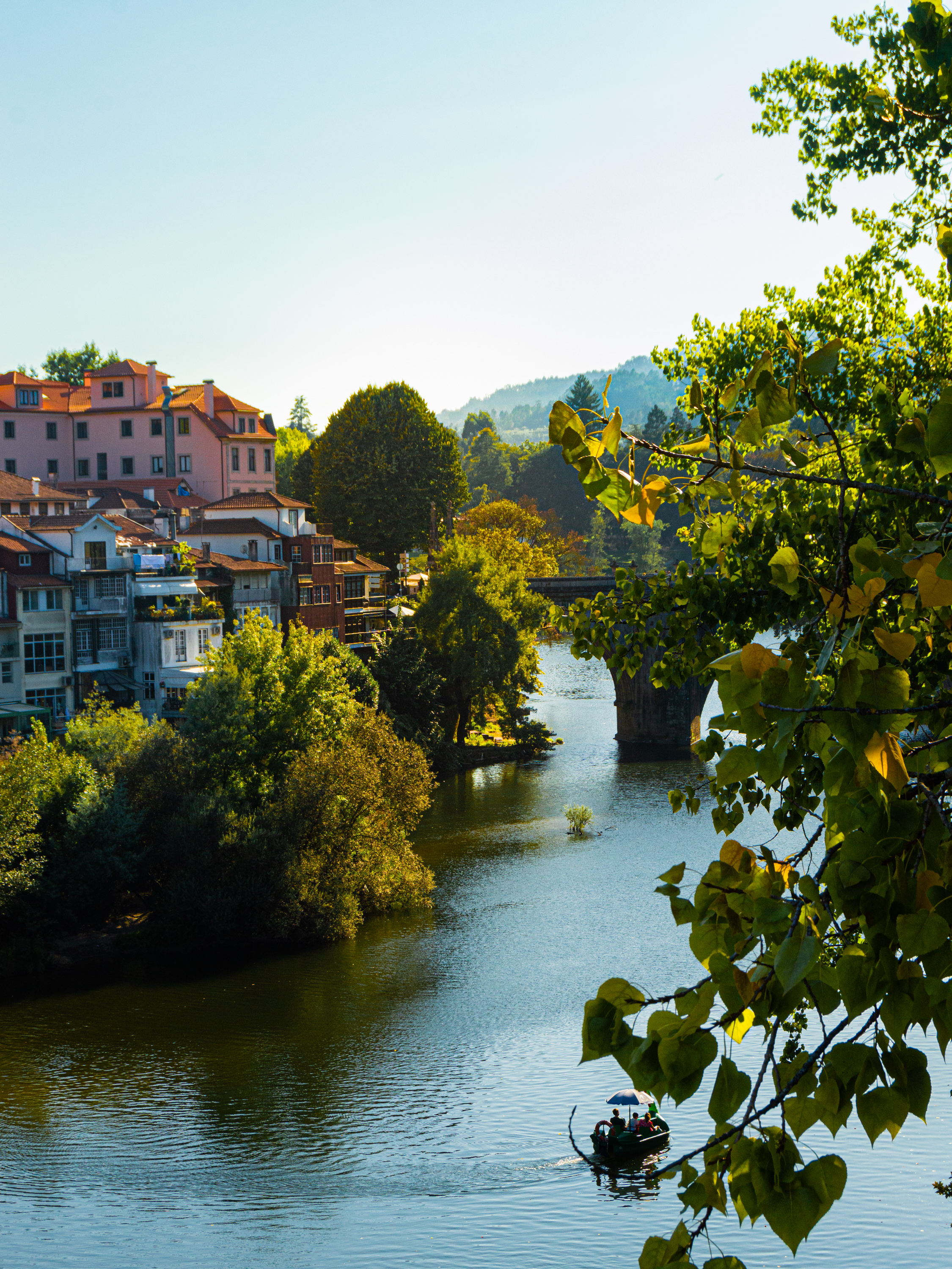 Rio e ponte histórica em Amarante, Portugal