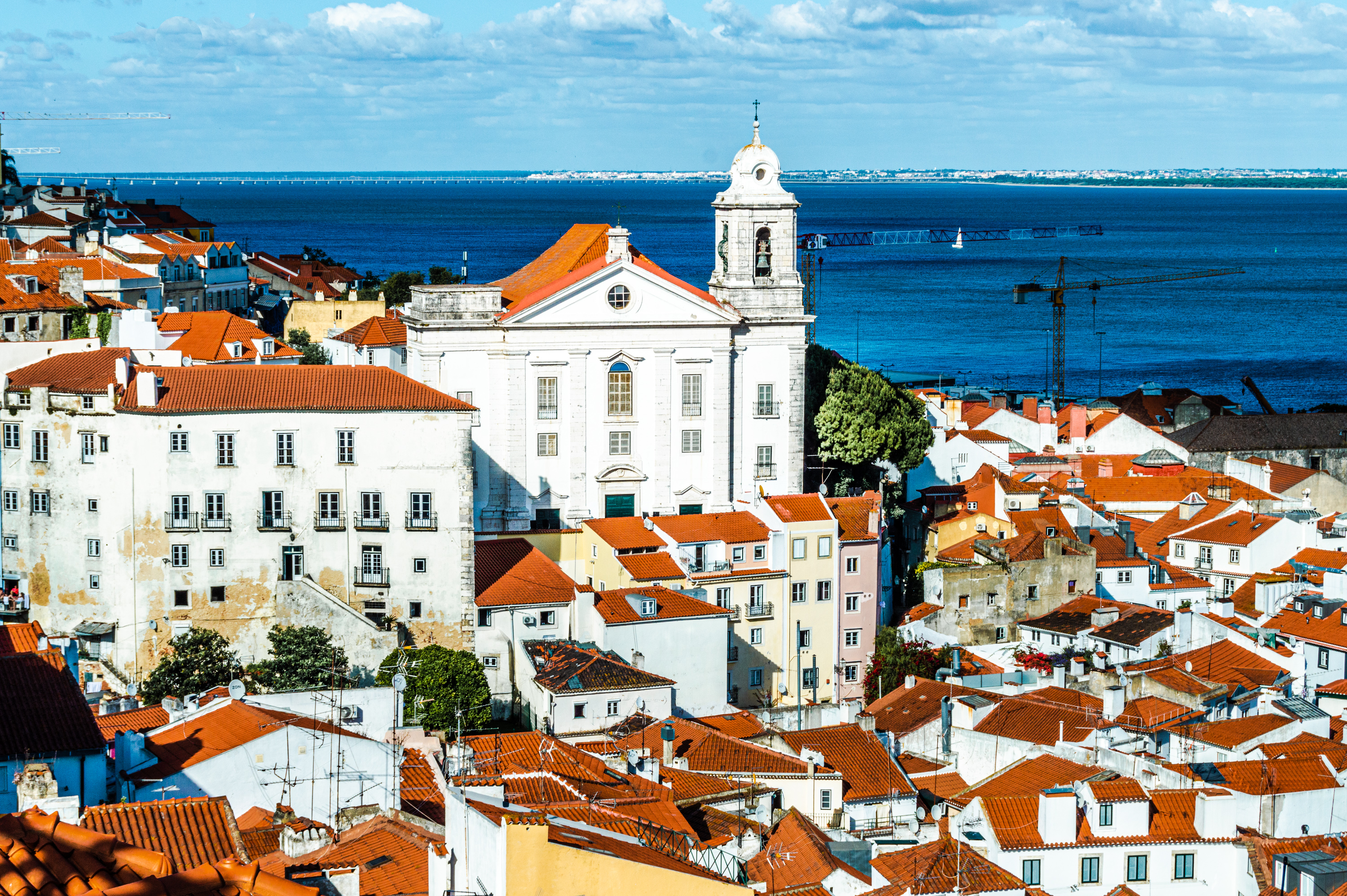 Vista dourada de Lisboa ao entardecer sobre o rio Tejo