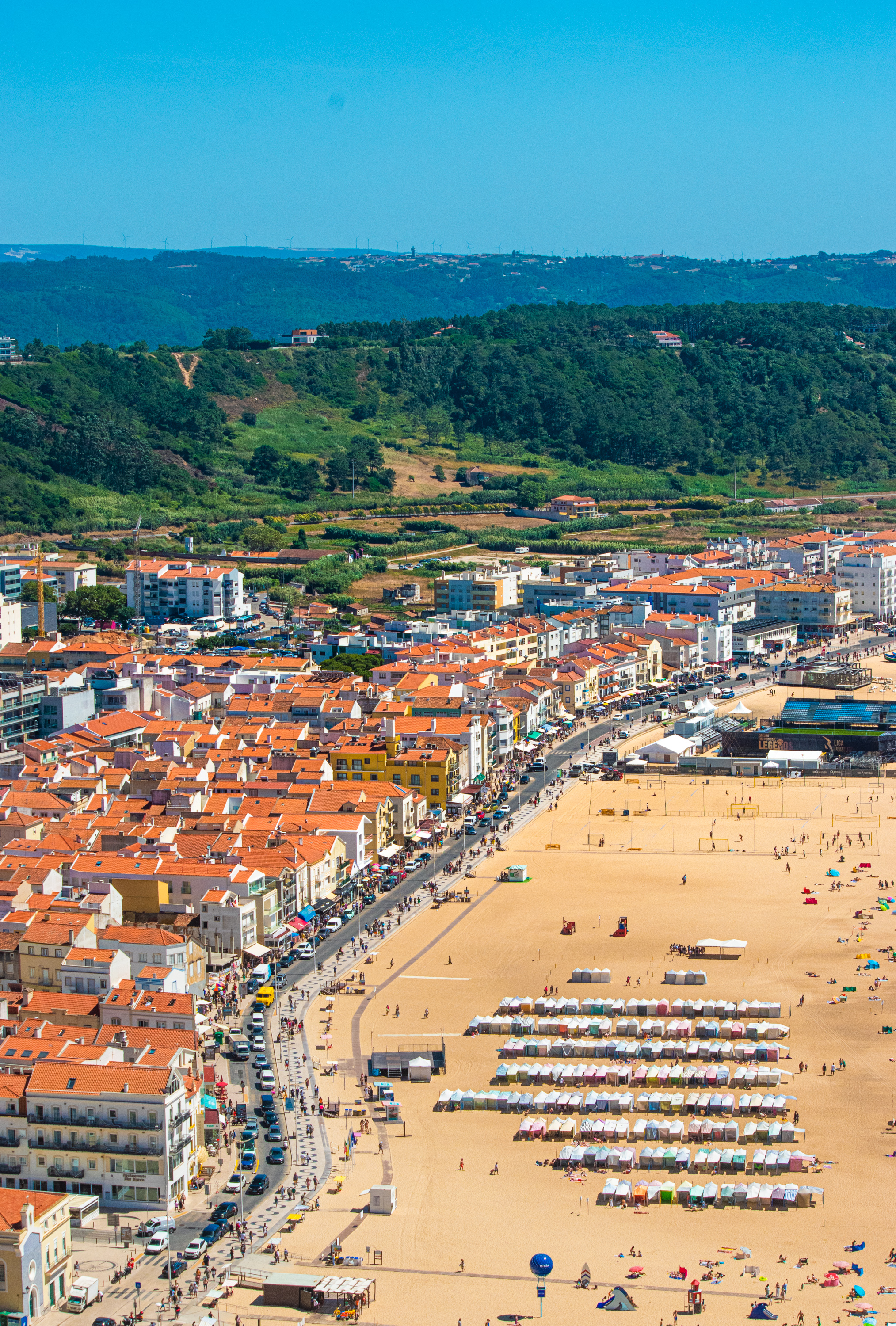 Ondas e falésia em Nazaré, Portugal