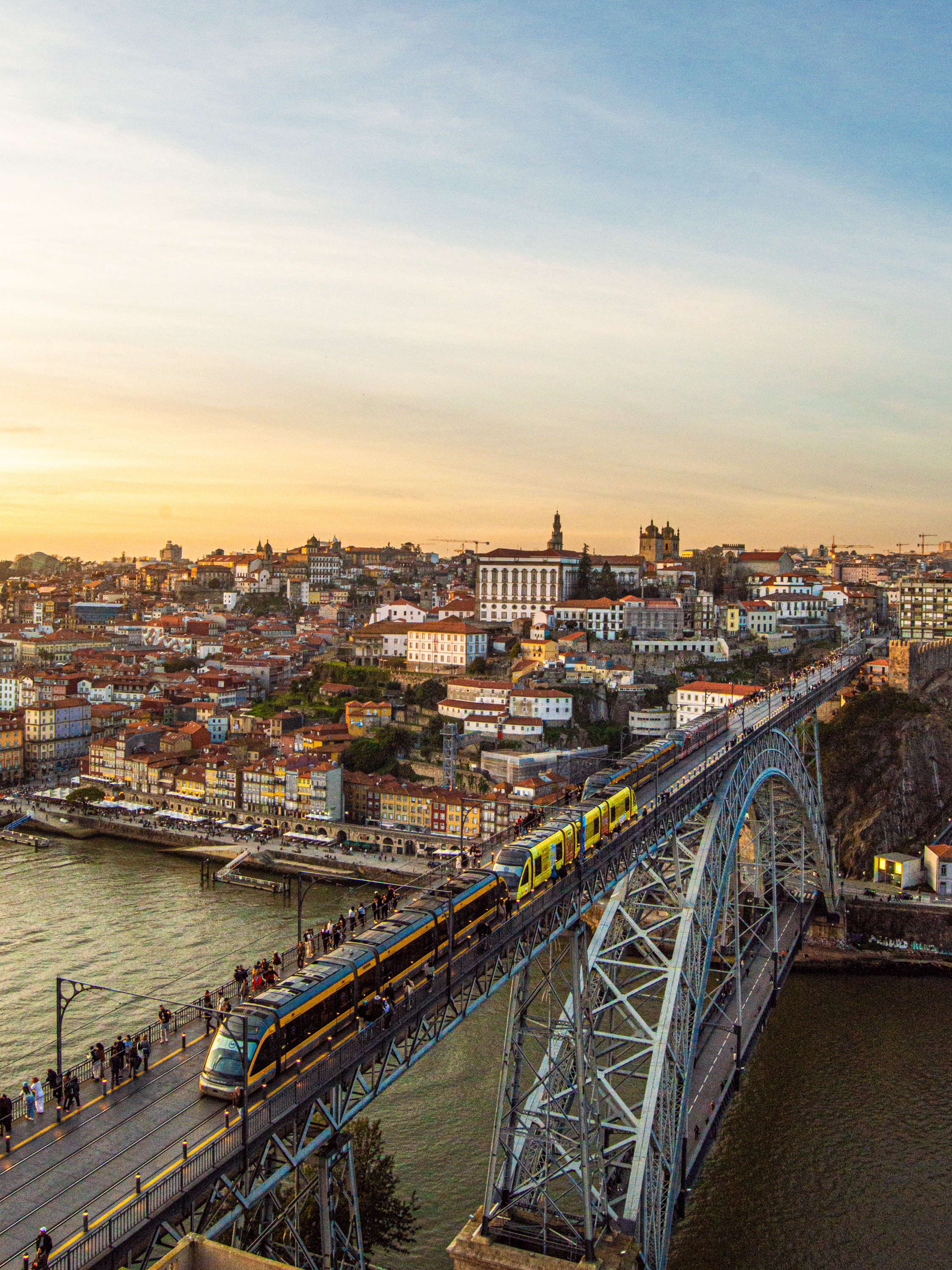 Rio Douro e ponte no Porto, Portugal